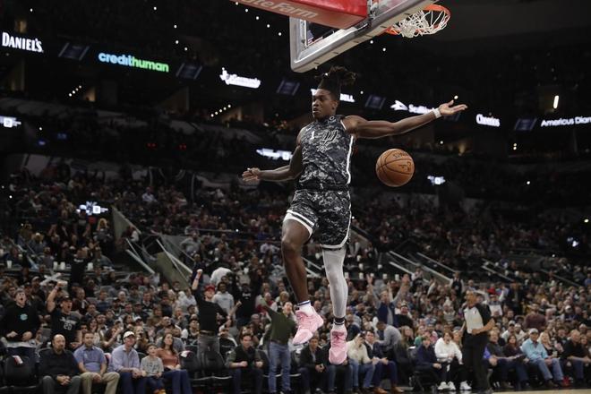 朗尼-沃克馬卡比合同細節：3年稅前1000萬刀 多項NBA跳出條款